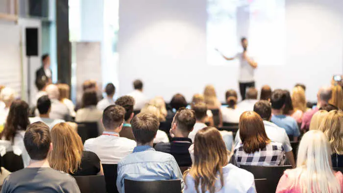 Audiencia en una sala de conferencias llena de público