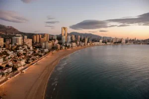 MICE in Benidorm, a vibrant coastal destination in Spain offering seaside venues, modern hotels and unique spaces for incentive travel, meetings and corporate events.